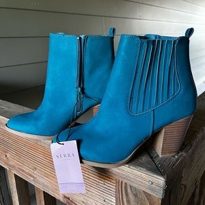 NWT Serra Teal Blue Heeled Faux Leather Booties Size 9
